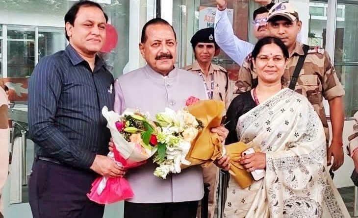 Dr. Alka Rao, Director, CSIR-IMTECH, welcomed Dr. Jitendra Singh, Hon’ble Union Minister  for Science & Technology, upon his arrival in city